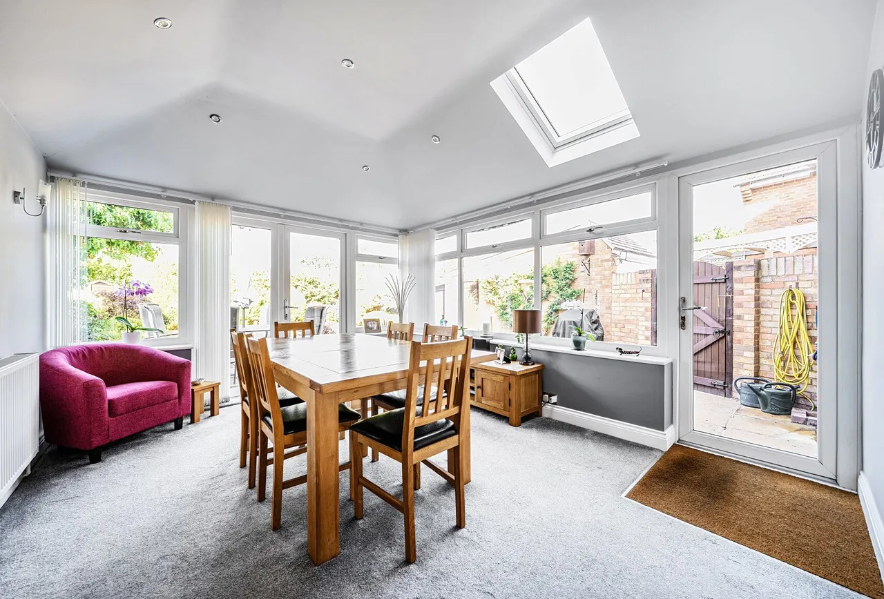 Woodside Crescent, Surrey, Smallfield, RH6 9NA, photo 2