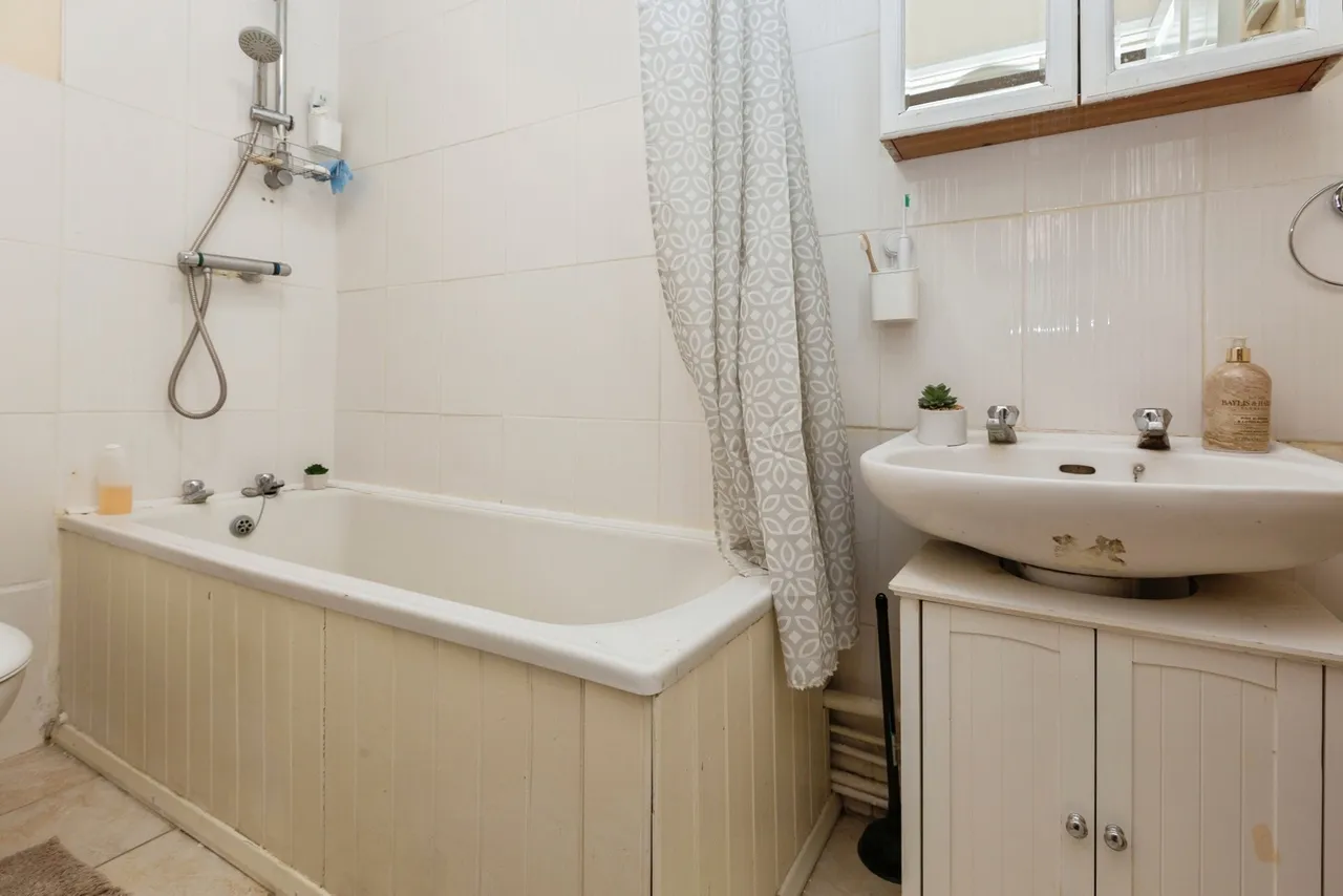 Buckingham Road, Aylesbury, Buckinghamshire, HP19, photo 8
