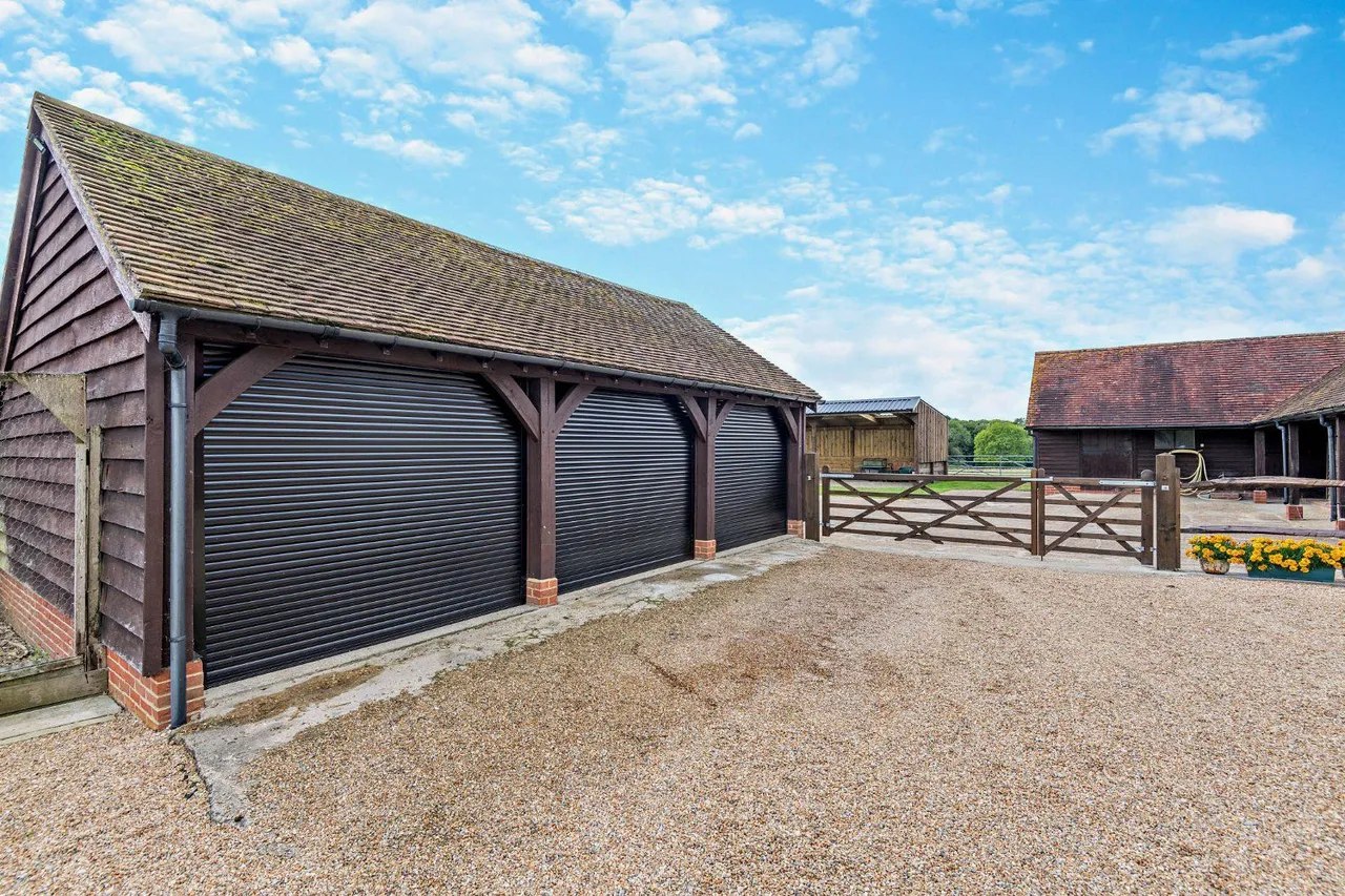Old Holbrook, Horsham, RH12, photo 4