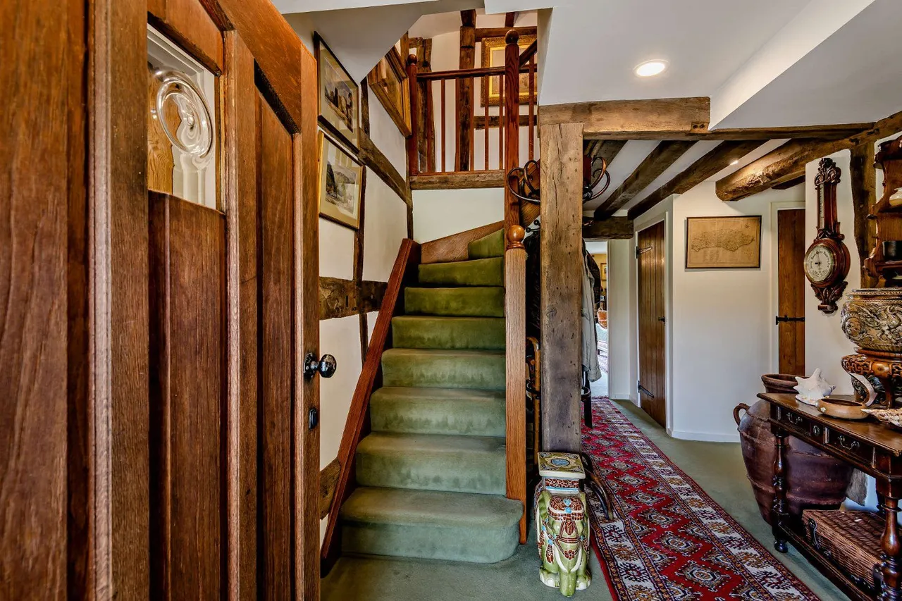 Old Holbrook, Horsham, RH12, photo 11