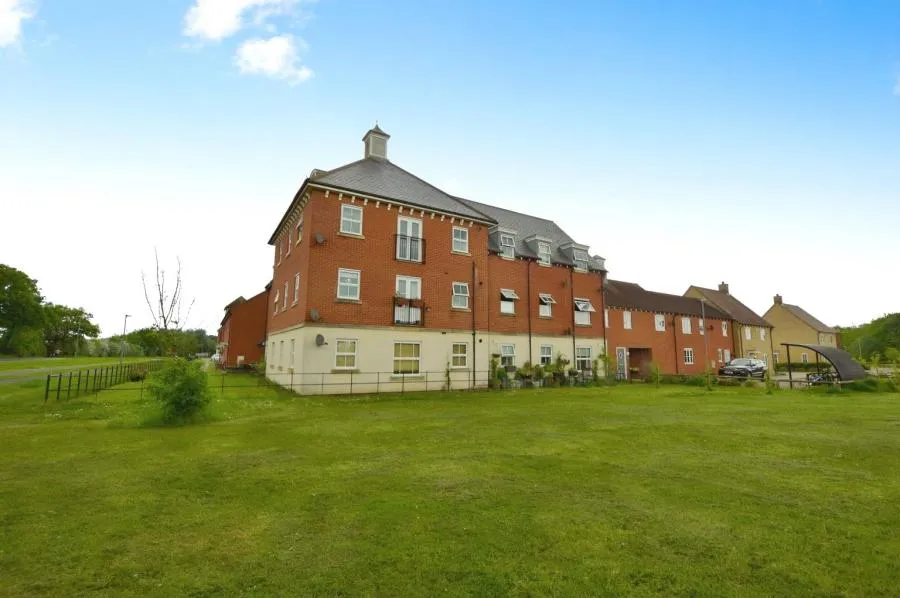 2 bed flat for sale, Valentinus Crescent, Colchester, CO2