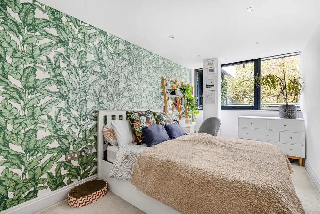 Chiswick High Road, London, W4, photo 8
