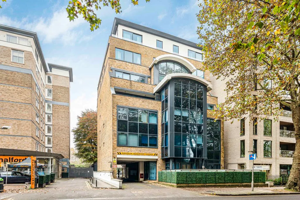 Chiswick High Road, London, W4, photo 12