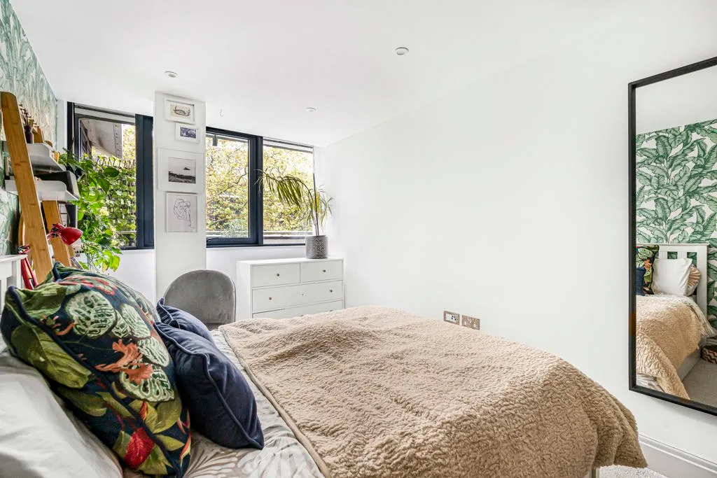 Chiswick High Road, London, W4, photo 9