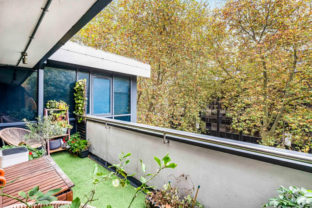 Chiswick High Road, London, W4, photo 11