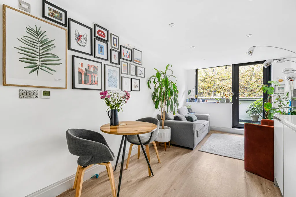 Chiswick High Road, London, W4, photo 6