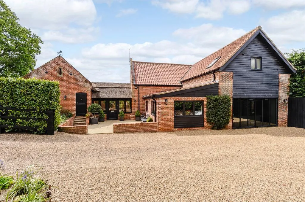 5 bed barn conversion to rent, Lower Street, Salhouse, NR13