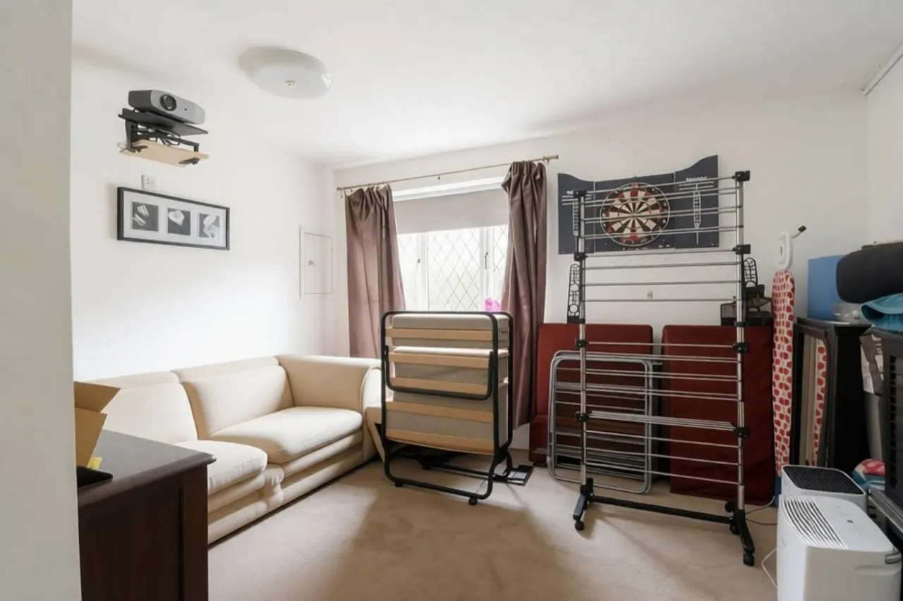 Vaudrey Crescent, Congleton, photo 12