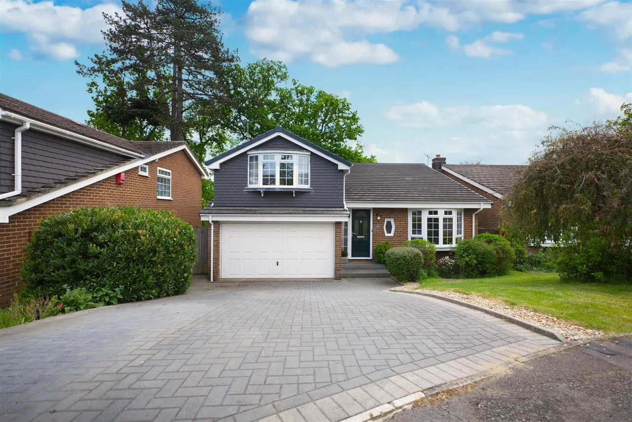 4 bed house for sale — Dickins Way, Horsham, West Sussex RH13 6BQ