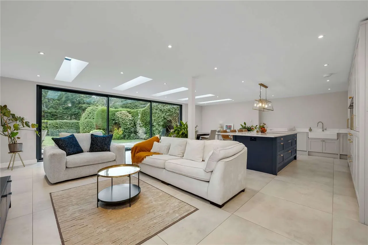 Woodham Waye, Woking, Surrey, GU21 5SJ, photo 2