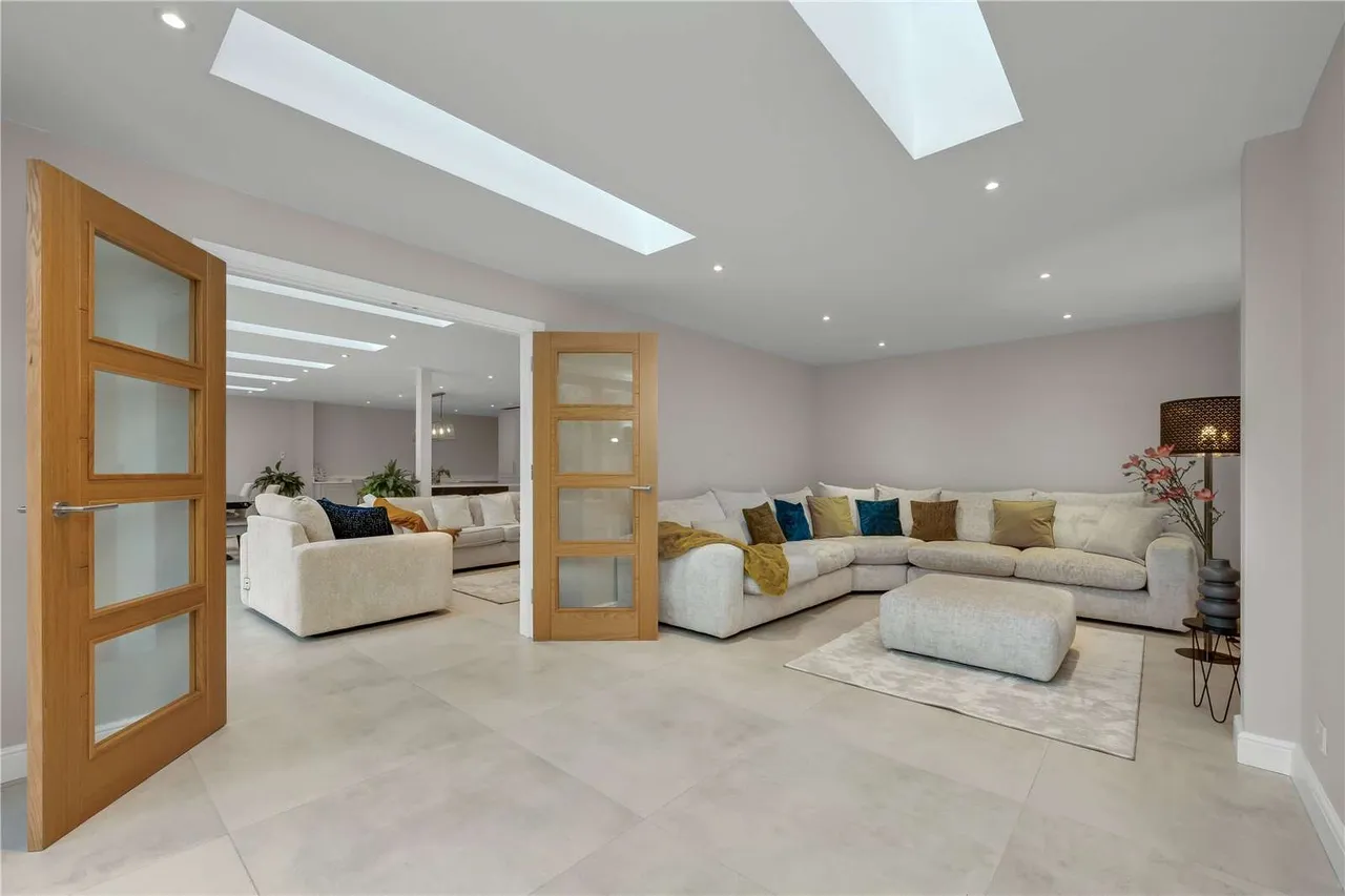 Woodham Waye, Woking, Surrey, GU21 5SJ, photo 6
