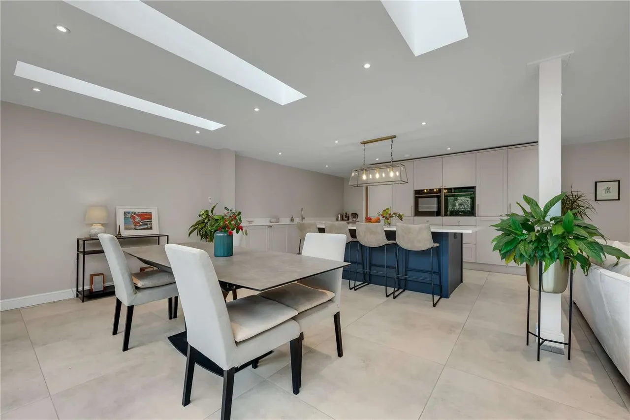 Woodham Waye, Woking, Surrey, GU21 5SJ, photo 4