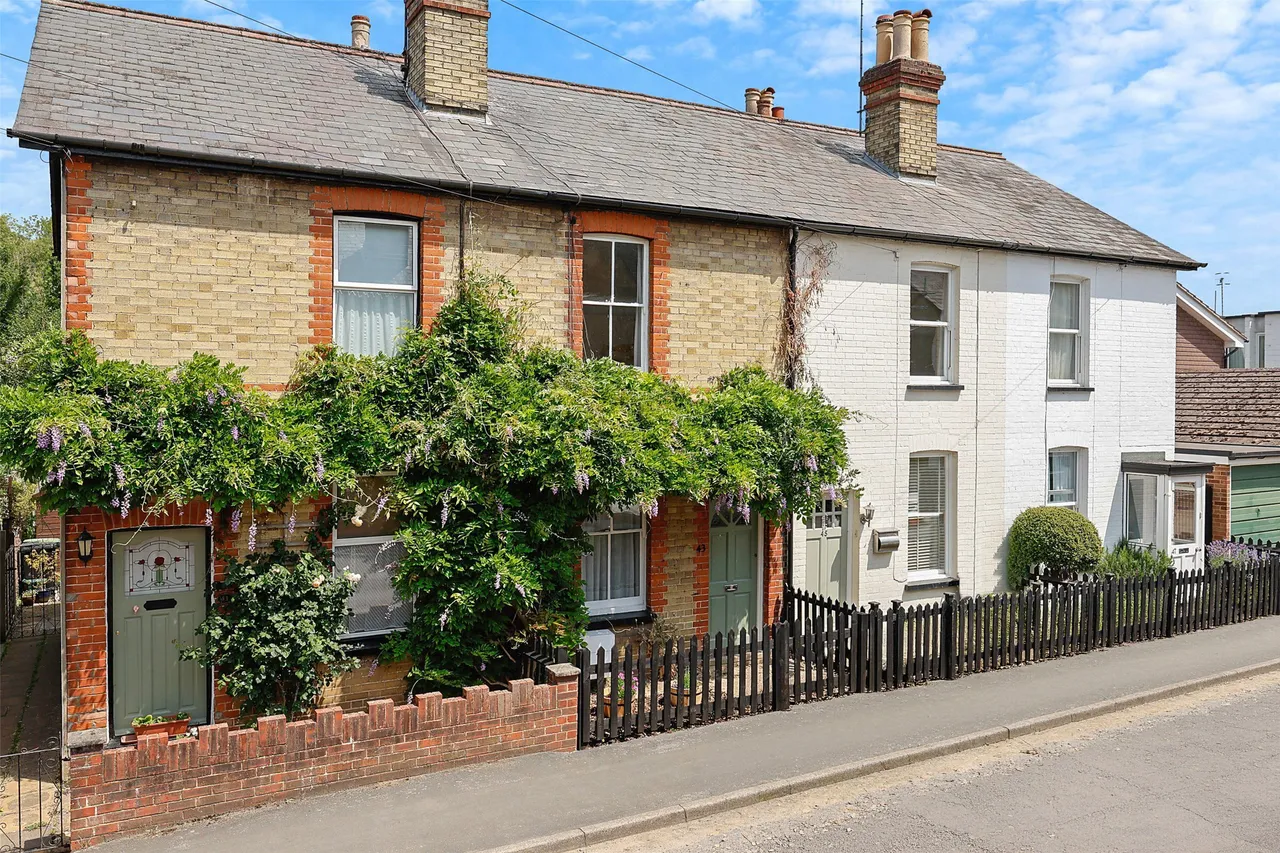2 bed property for sale, Leslie Road, Pixham, RH4