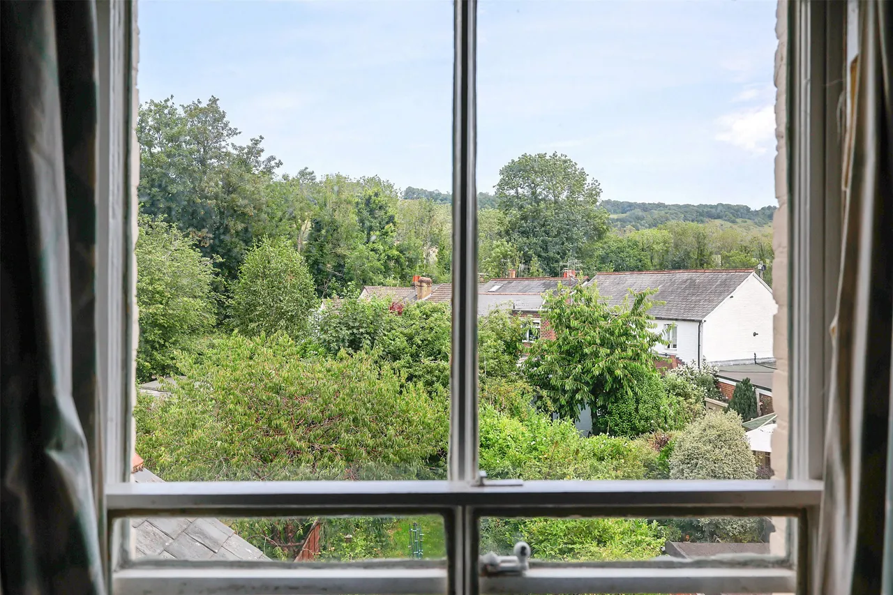Leslie Road, Pixham, RH4, photo 7