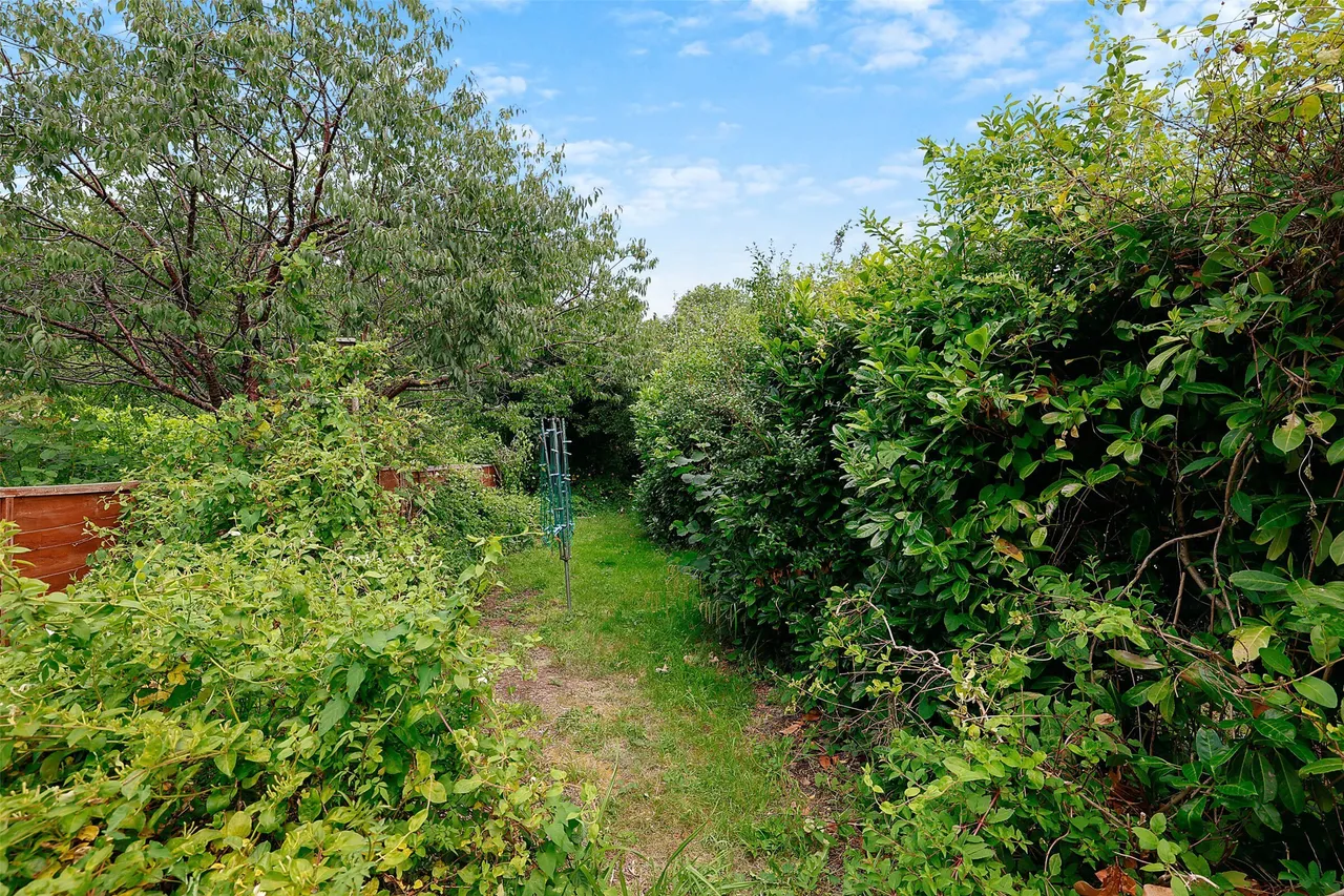 Leslie Road, Pixham, RH4, photo 4