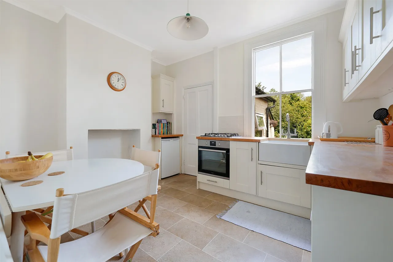 Leslie Road, Pixham, RH4, photo 2