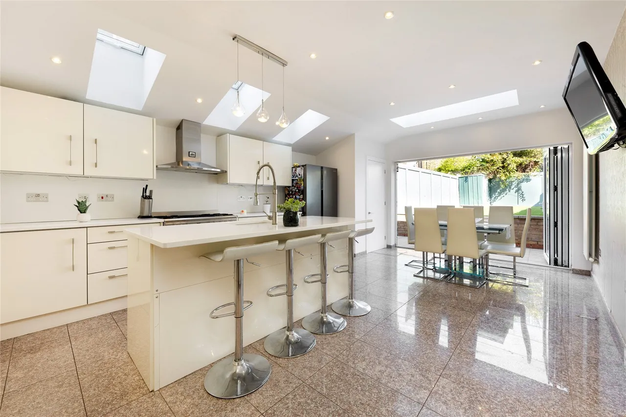 Standen Road, London, SW18, photo 2
