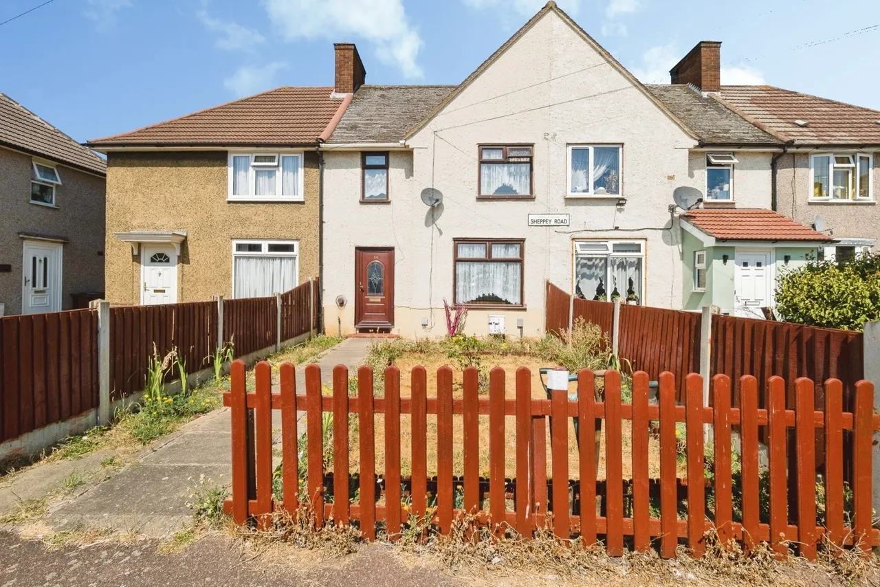 3 bed house for sale — Sheppey Road, Dagenham, RM9