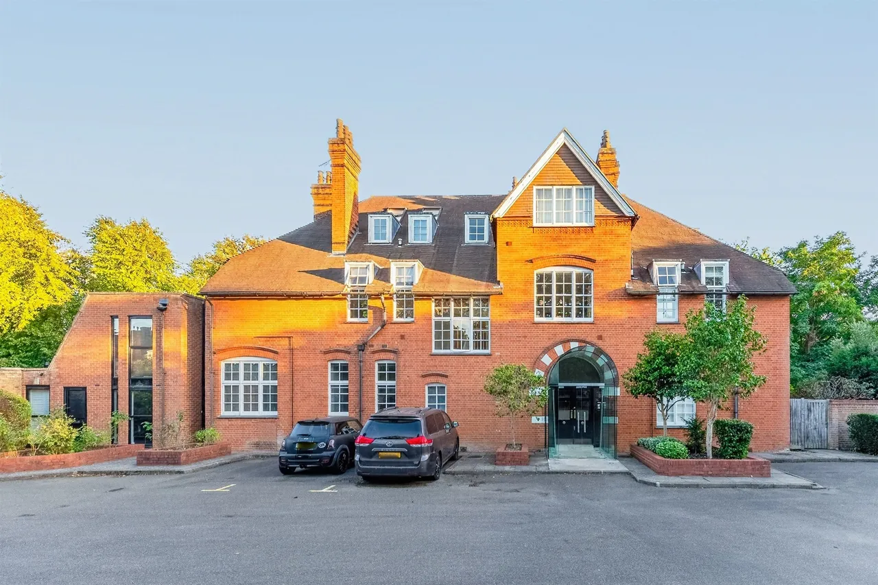 2 bed flat for sale, Hogarth Lane, London, W4