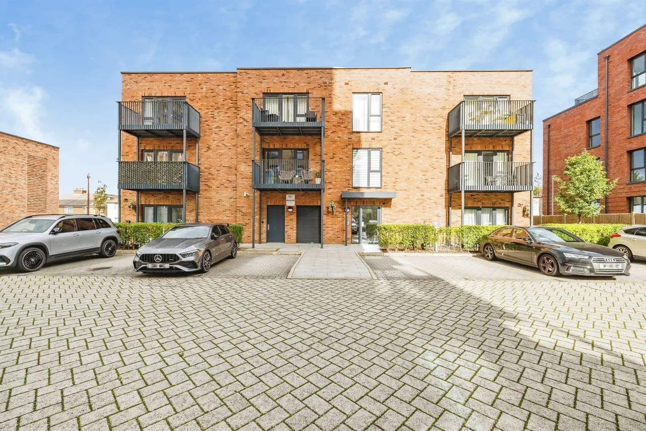 2 bed flat for sale, Sydney Road, Watford, WD18