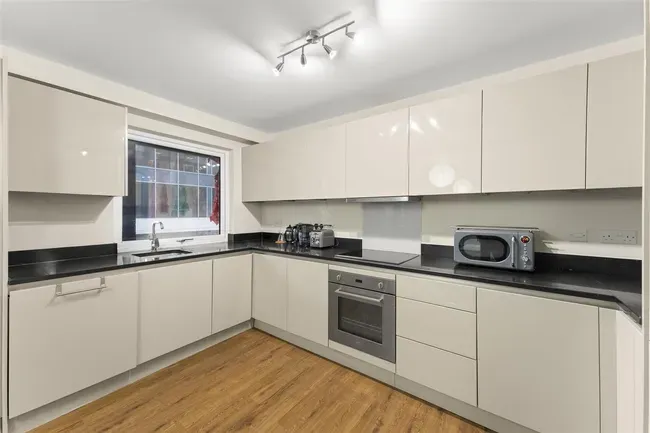 2 bed flat for sale — Bakers Road, Uxbridge