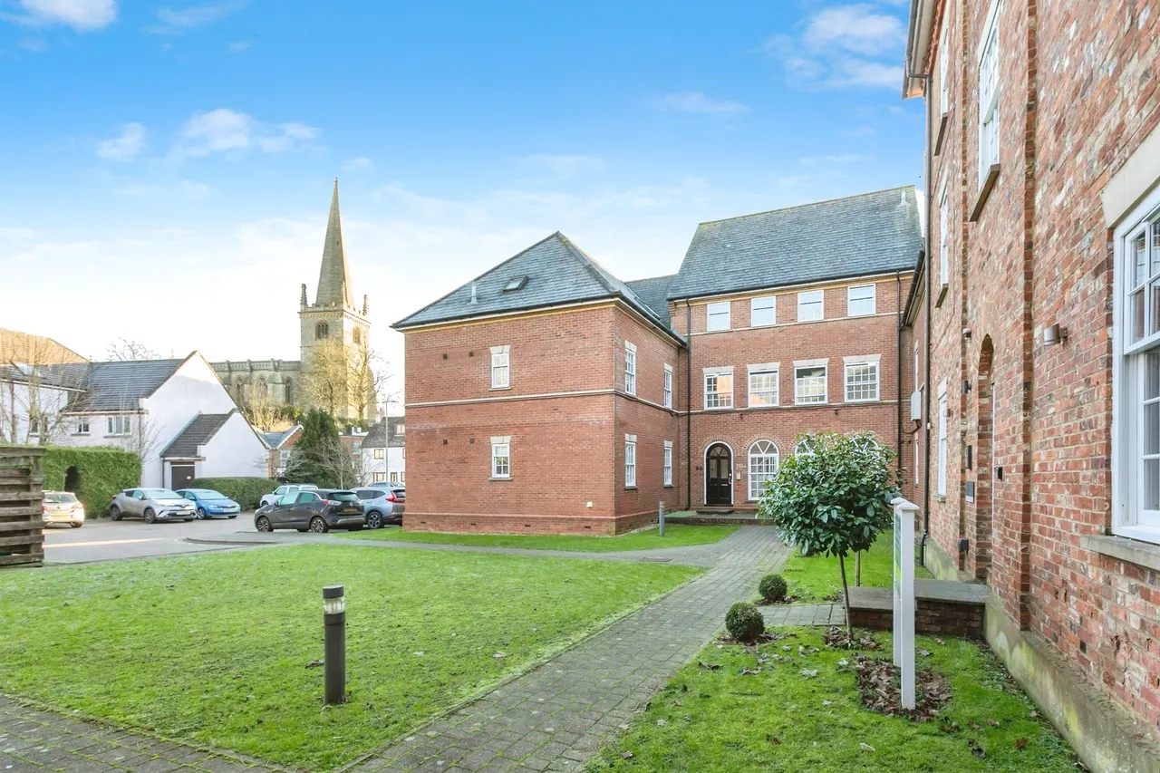 2 bed flat to rent — Mill House, Buckingham