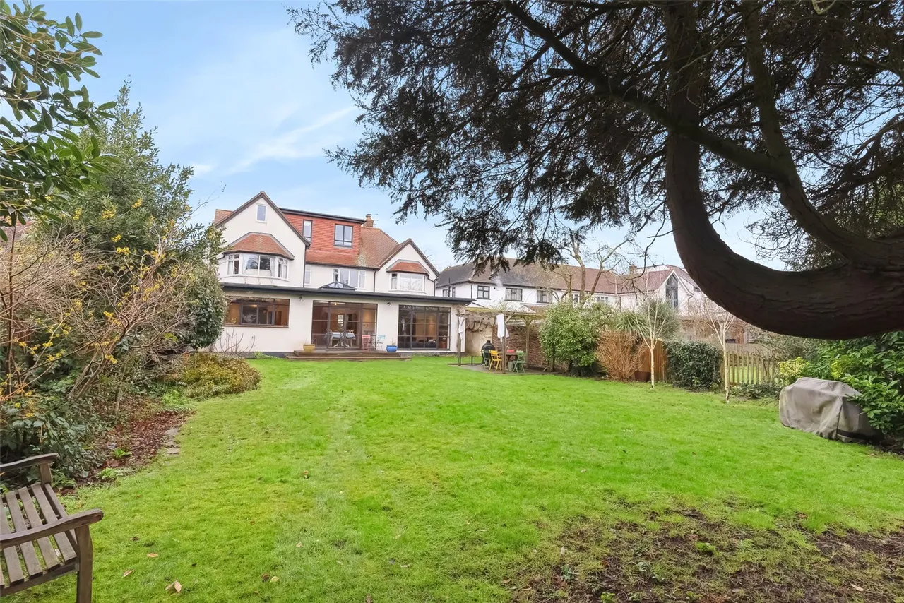Courtlands Avenue, Hampton, TW12 3NS, photo 2