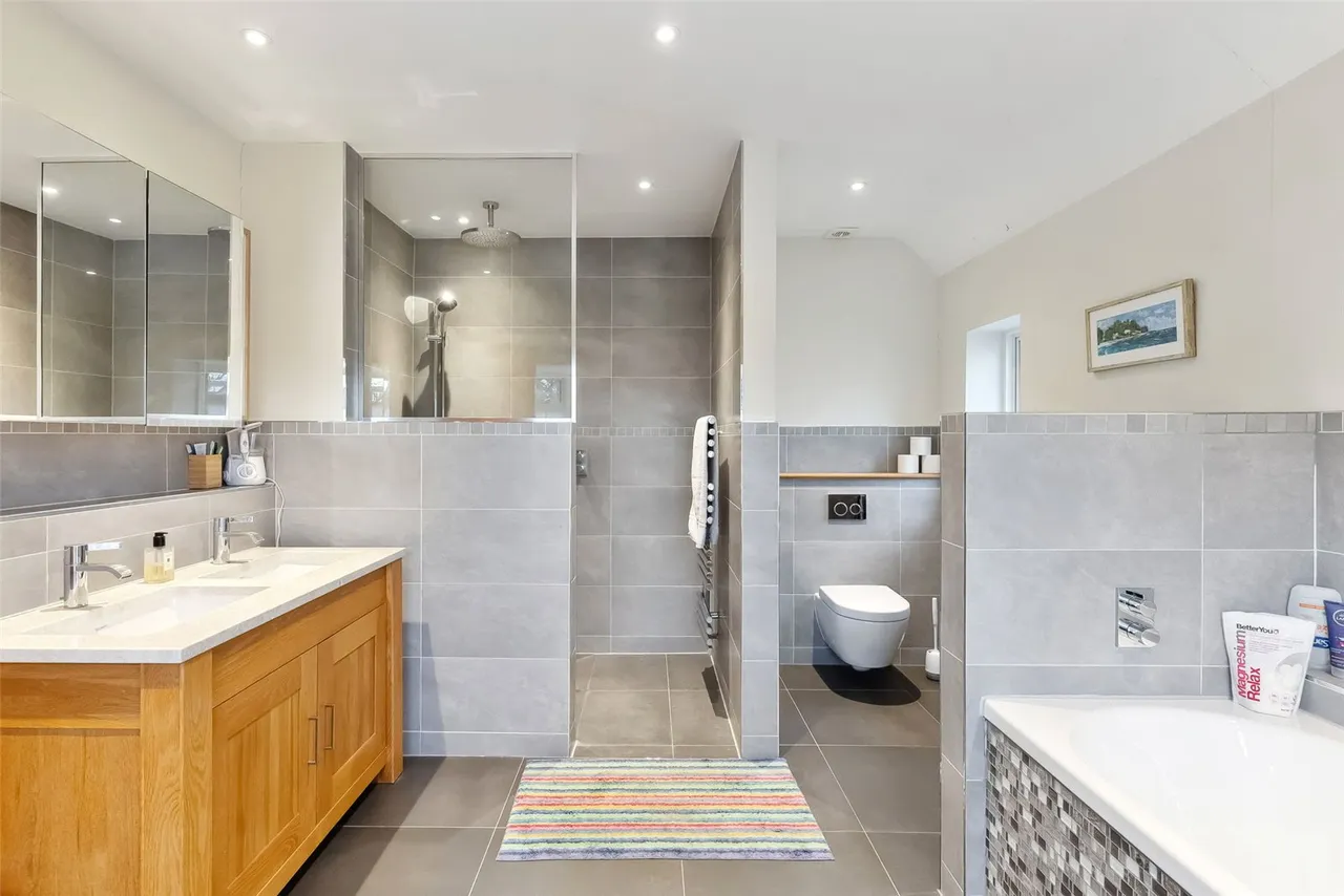 Courtlands Avenue, Hampton, TW12 3NS, photo 12
