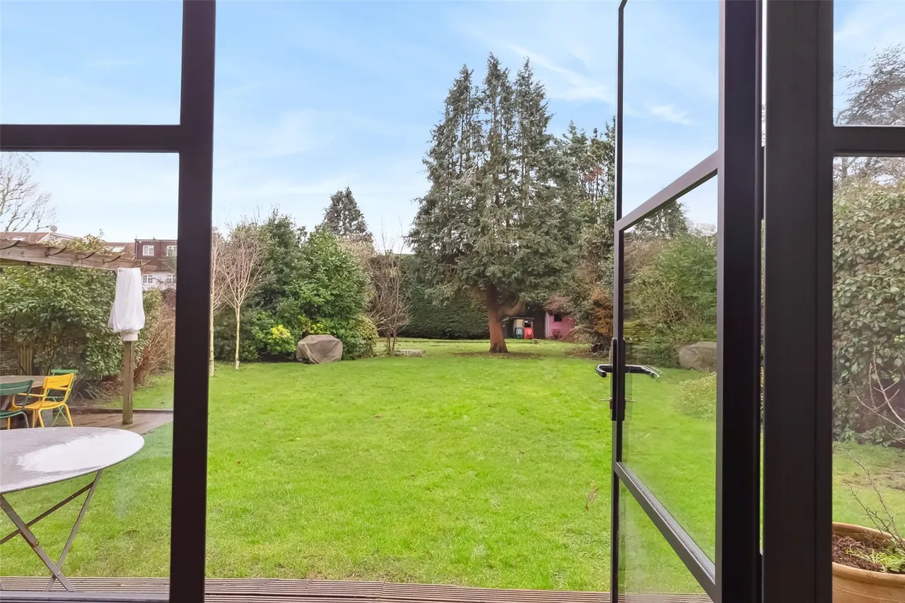 Courtlands Avenue, Hampton, TW12 3NS, photo 19