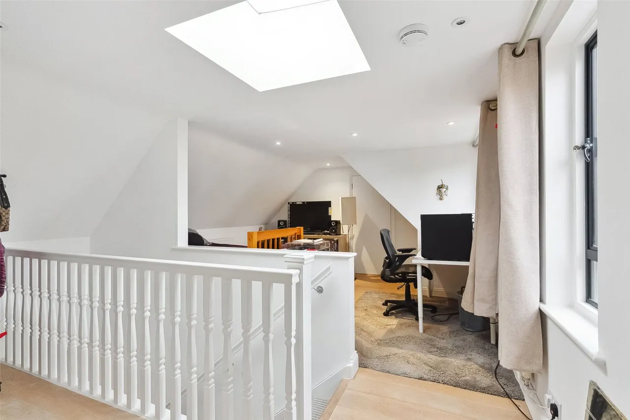 Courtlands Avenue, Hampton, TW12 3NS, photo 17