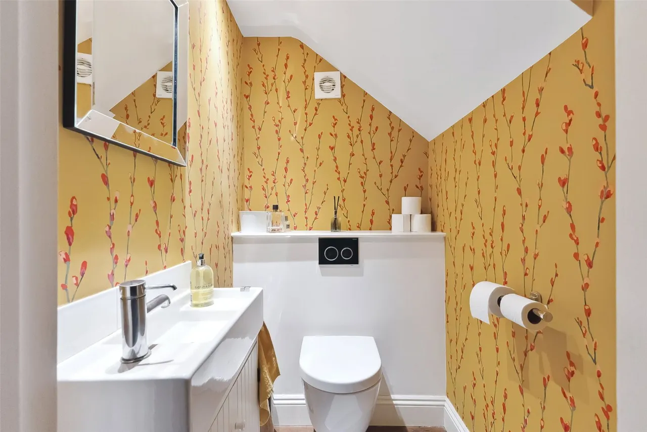 Courtlands Avenue, Hampton, TW12 3NS, photo 9