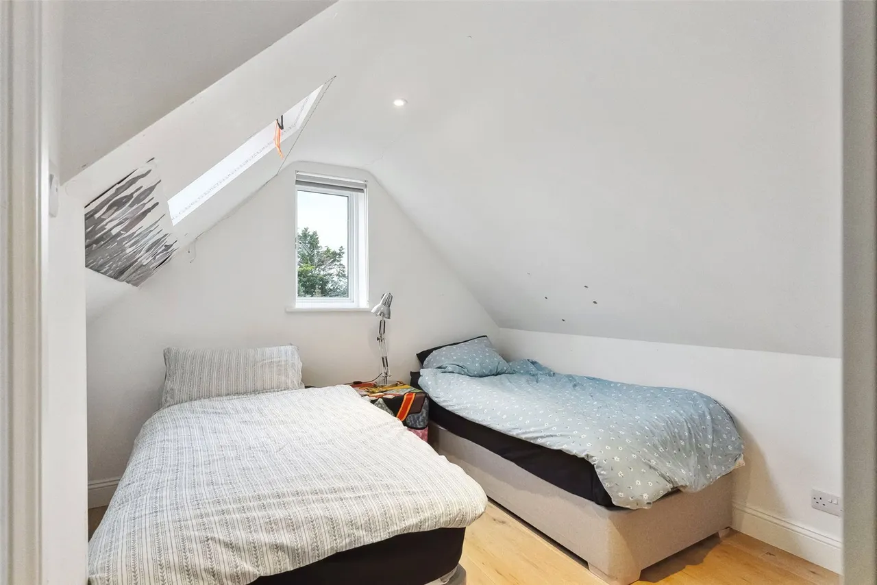 Courtlands Avenue, Hampton, TW12 3NS, photo 18