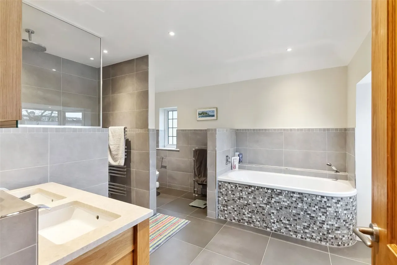 Courtlands Avenue, Hampton, TW12 3NS, photo 11