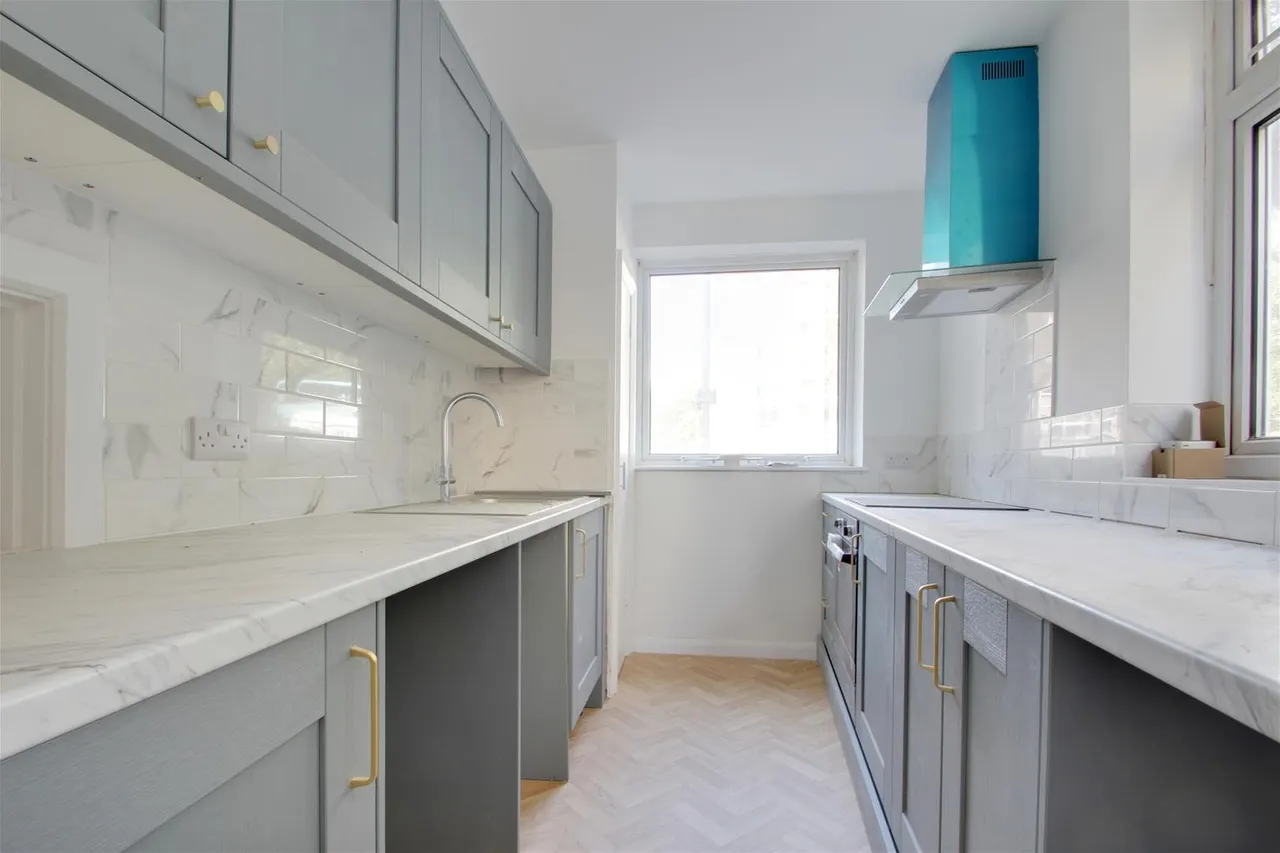 2 bed flat to rent — The Drive, Hove