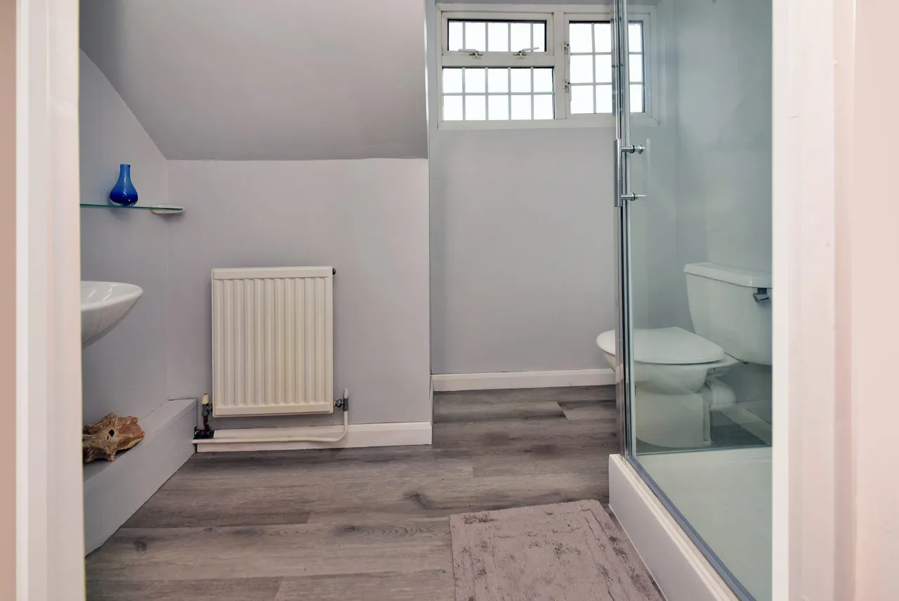 Vicarage Lane, Laleham, TW18, photo 19
