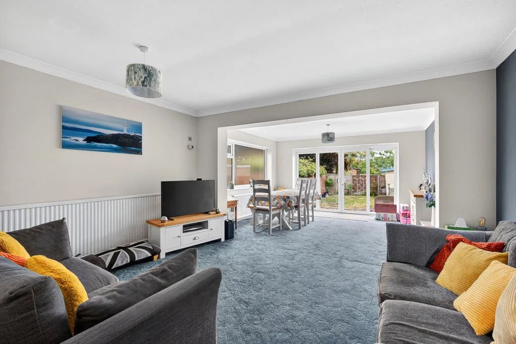 Mornington Road, Ashford TW15 1NW, photo 2