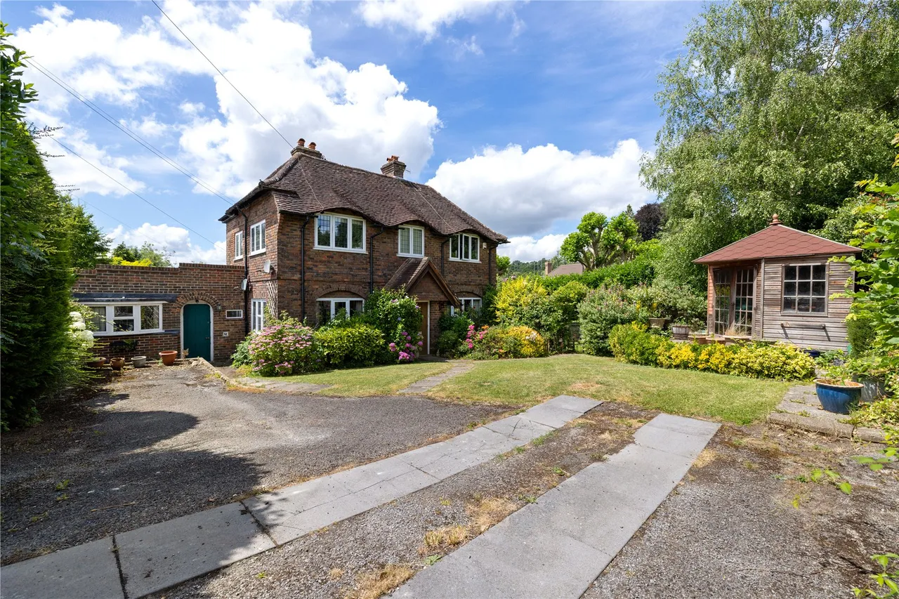 2 bed flat for sale, Weysprings, Haslemere, GU27