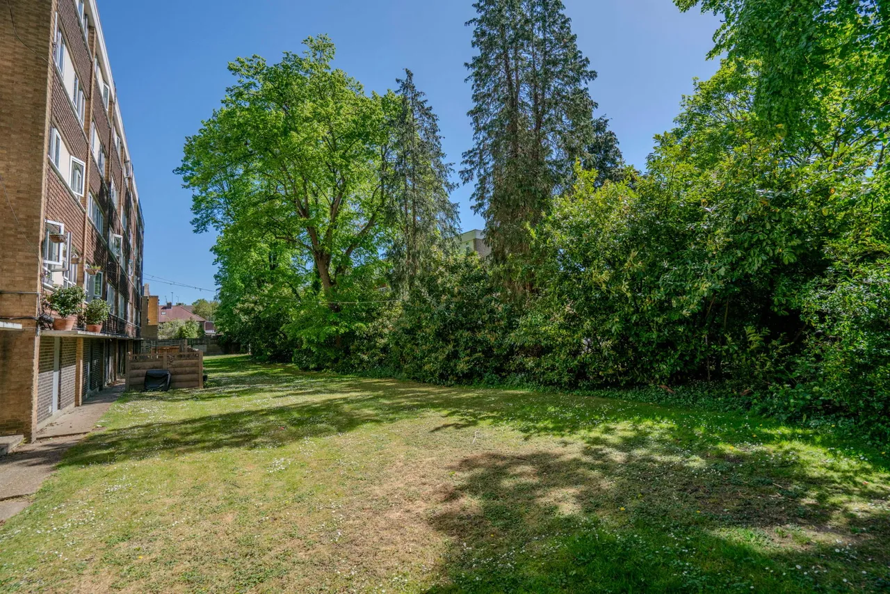 Crieff Court, Teddington, photo 12