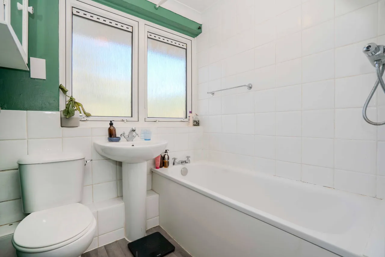 Crieff Court, Teddington, photo 8