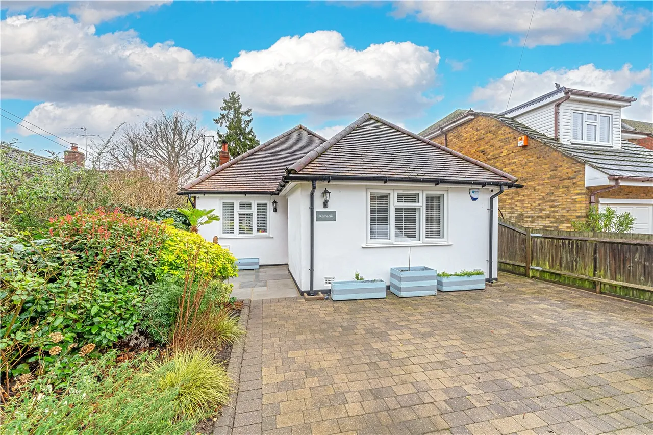 4 bed house for sale — Old Farm Road, Hampton, TW12 3QT