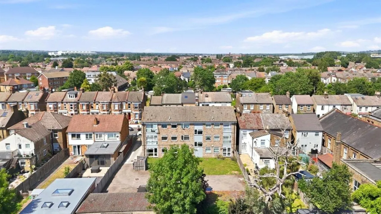 Totteridge Road, Enfield, photo 7