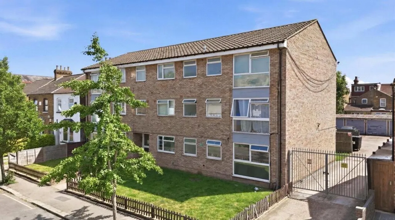 Totteridge Road, Enfield, photo 8