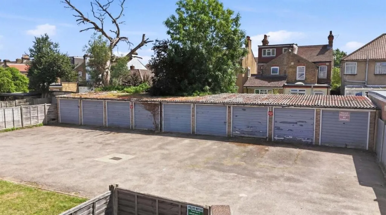 Totteridge Road, Enfield, photo 2