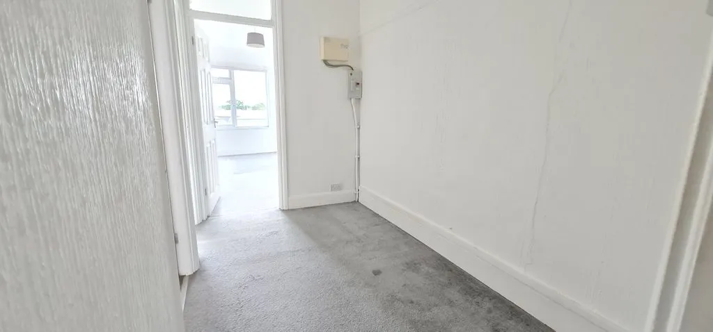 Rayleigh Road, Eastwood, Essex, SS9 5UU, photo 4