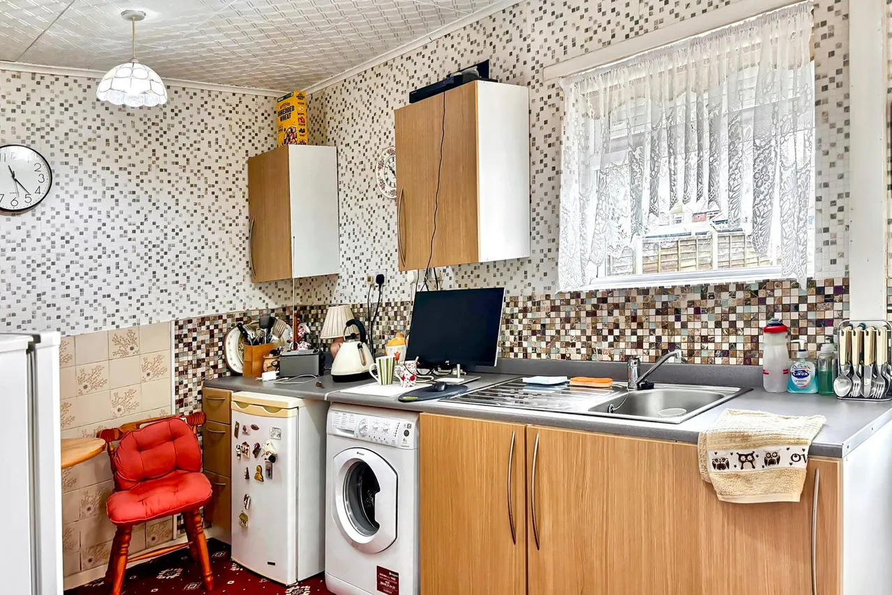 Barthomley Crescent, Crewe, CW2 8Tp, photo 4