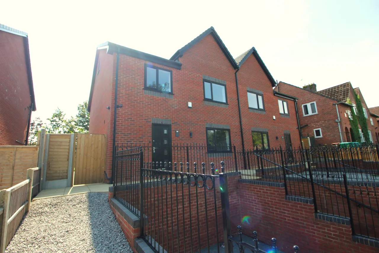 5 bed house for sale — Walker Road, Manchester, M9