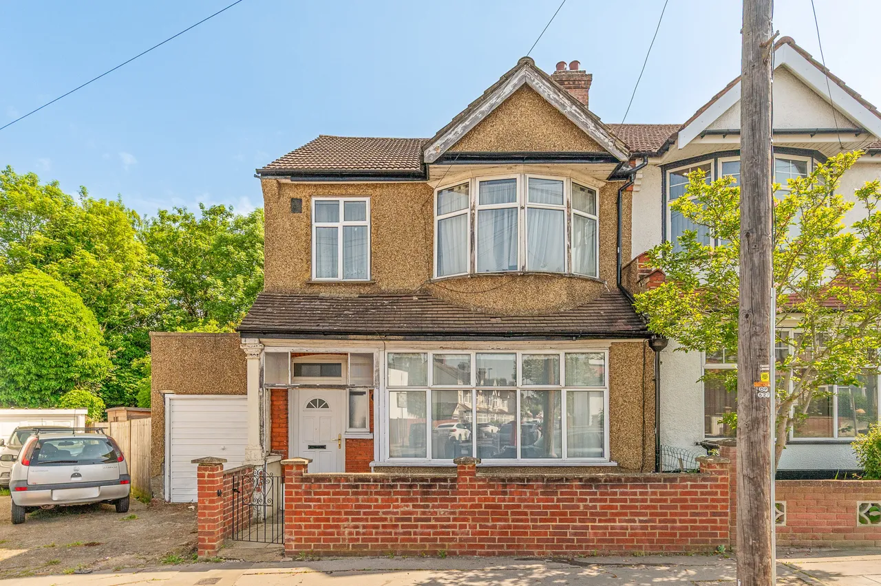 3 bed house for sale — 50 Bishops Park Road, London