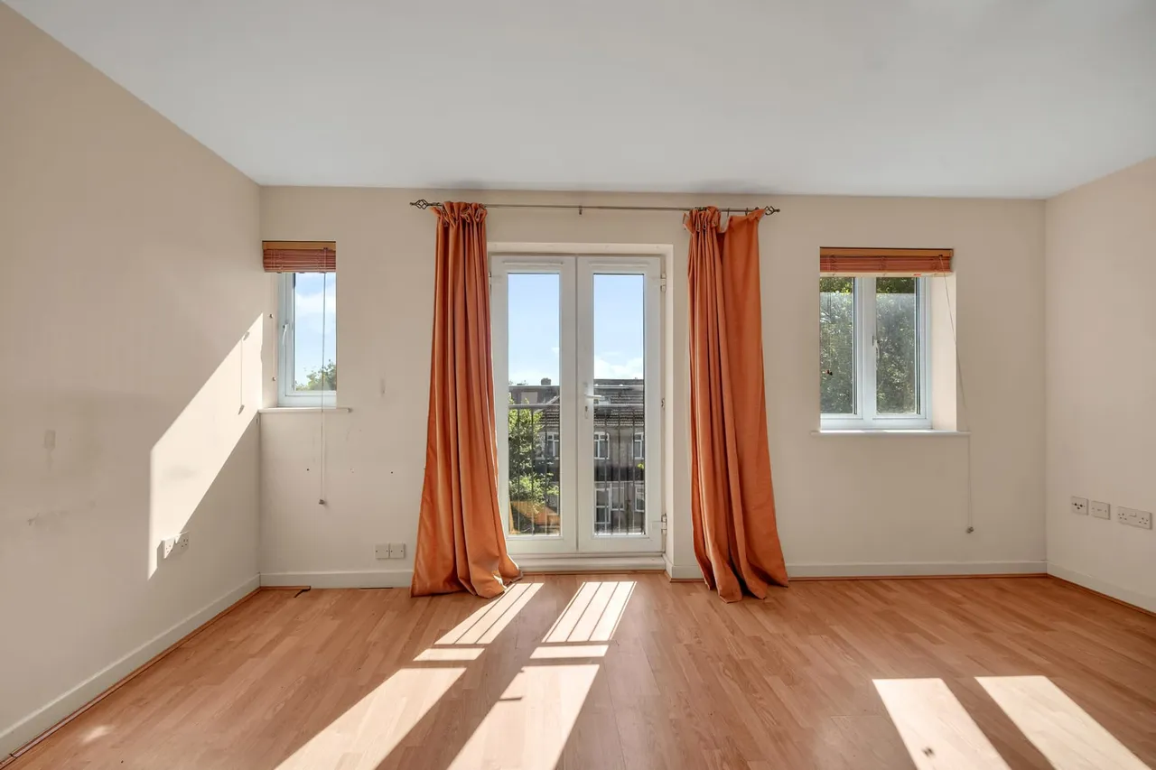 Flat 28, Suffolk Court, Hevingham Drive, Romford, RM6 4UA, photo 3