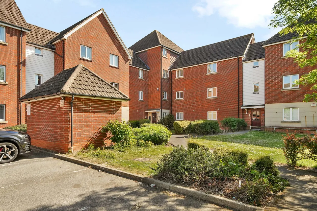 2 bed property for sale — Flat 28, Suffolk Court, Hevingham Drive, Romford, RM6 4UA