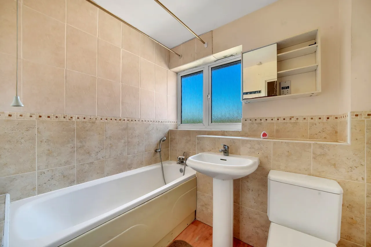 Flat 28, Suffolk Court, Hevingham Drive, Romford, RM6 4UA, photo 5